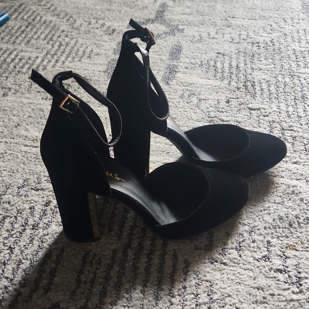 Lulu's black pumps